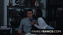 sex familybangscom молодая женщина соблазняет своего отца в его домашнем офисе джина валентина рамон номар porn