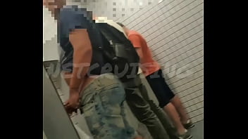 sex 公衆トイレで行方不明になったのは非常に良いことです私もこの男性たちのように愚痴を言いたいです porn