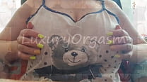 sex застенчивая сводная сестра показывает свои большие сиськи на камеру вместо того чтобы учиться luxuryorgasm porn