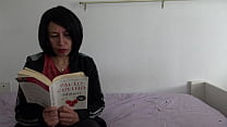 sex французская мачеха заставляет его кончить во время чтения в любительском видео porn