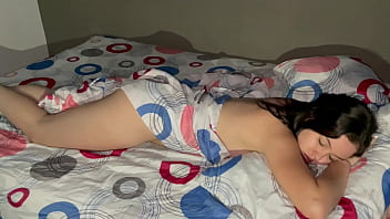 sex моя сводная сестра одна и обнаженная в своей комнате и я захожу чтобы согреть ее трахнуть и кончить в нее porn