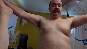 sex wobble 섹시한 곰 러스티 파이퍼의 크고 뚱뚱한 전리품이 잘생긴 콧수염 남자 don k 딕의 거슬리는 자지를 흥분시켜서 엉덩이에 밀어 넣고 정액이 페니스와 불알에서 지글지글 튀어나올 때까지 섹스 porn