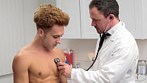 sex твинк посещает врача изза проблем с поддержанием эрекции doctorblows porn