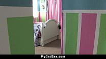sex 継娘が継父に男性を幸せにする方法を尋ねる mydadsex porn