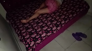 sex я входу в комнату своей маленькой падчочки с розовой киской и траху ее без презерватива пока не кончу ее на спину и porn