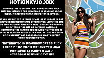 sex hotkinkyjo в платье с радугой трахает большой дилдо от mrhankey и анальный пролапс у крашеной стены porn