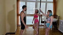 sex я даю урок танца на пилоне двум своим ученикам и в итоге мы трахаемся porn