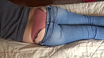 sex сводная сестра в своей постели очень возбужденная снимает джинсы и просит меня подрочить porn