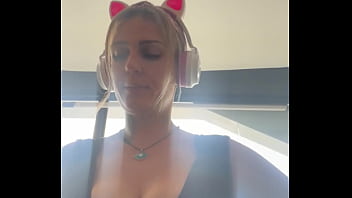 sex тренируясь в спортзале я так много бегала что у меня вылезла грудь и я так возбудилась от этой сцены что промокла porn