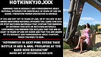 sex hotkinkyjo в сексуальном розовом платье принимает бутылку в задницу и анальный пролапс на экскаваторе песчаной шахты porn