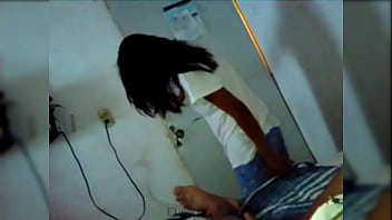sex 夫が仕事に行ったが休日なので戻ってきた場合に起こることです不誠実なベイビー 彼女はお尻が好きで友人の部屋に行って彼を座らせます porn