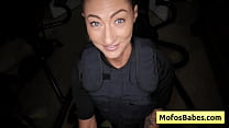 sex возбужденная блондинкаполицейский сосет большой член и обожает его глубоко в ее влажной киске whitney oc jmac porn