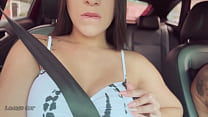 sex タイトなショートパンツを履いた湯たんぽが車の中でおいしいフェラをした porn