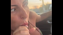 sex 熟練した女が運転中にペニスを吸って搾乳する porn