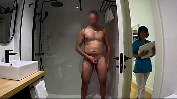 sex я дрочу в ванной пока не приходит горничная из обслуги и не помогает мне кончить porn