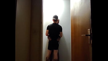 sex камеры на зданиях засняли друзей целующихся в коридоре после спортзала porn