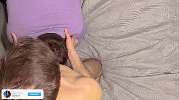 sex трахаю горло моего парня и делаю ему камшот на лицо и случайно кончаю ему в нос porn