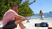 sex потрясающая молодая женщина с опасными формами фиджи фальзз страстно трахается porn