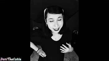 sex danithecutieは古典的なサイレントポルノ映画で犯され胸にオイルを塗られる porn