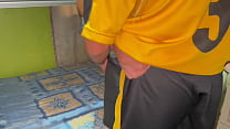 sex サッカーをしているときにパートナーのペニスを見てトイレに行くときに私のペニスを取り出し自分の部屋で急遽しようと提案しましたが結局私たちは中にペニスを入れたままになりました porn