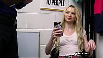 sex плоская блондинка скользит по члену полицейского в торговом центре porn