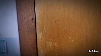 sex pov я позвонил своему скрытому от жены соседу чтобы тот отсосал ему на лестнице porn