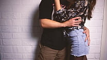 sex она делает минет своему парню в сексуальной блузке и позволяет ему кончить ей в рот porn