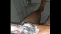 sex горячий молодой человек принимает душ и хорошенько потирает свой член пока не кончит много молока porn