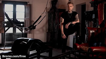 sex тайлер берг опаздывает и микки тейлор решает заставить его заплатить за это жестко трахая его в глотку и жопу bromo porn