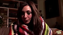 sex изменщик дарит соблазнительной брюнетке незабываемую долбежку в задницу рядом со своей ничего не обращающей porn