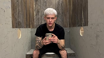 sex парень из gloryhole отдается незнакомцам и получает потрясающий трах в горло и задницу с камшотами porn