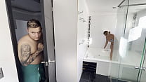 sex парень моей падчерицы видит меня в душе поэтому я сосу его член porn