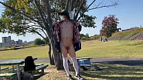 sex трансвестит маю стоящая по колено наслаждается разоблачительной игрой в большом парке снимая переднюю часть одежды porn