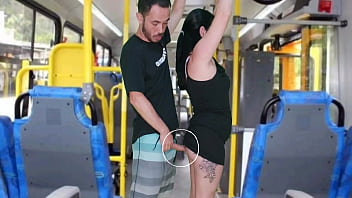 sex старый подонок с энкоксадой и мастурбирует пока не кончит на брюнетку в автобусе porn
