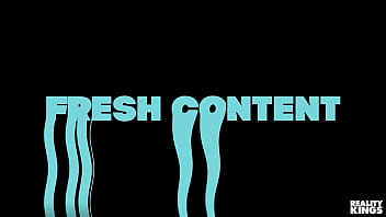 sex reality kings чарли дразнит свою девушку иден айви трахая ее киску а затем вставляет свой член в ее тугую задницу porn