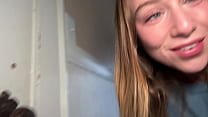 sex молодая женщина кончающая в рот чуть не попалась в родительской ванной porn