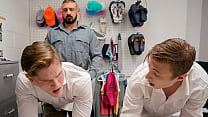 sex сотрудник по предотвращению потерь подозревает что этот парень совершил кражу из магазина copfucks porn
