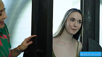 sex грудастая возбужденная молодая женщина присоединяется к хардкорному сексу втроем и получает глубокий трах райан porn