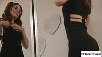 sex маленькая брюнетка занимается ножницами с лучшей подругойчерненькойлесбиянкой porn