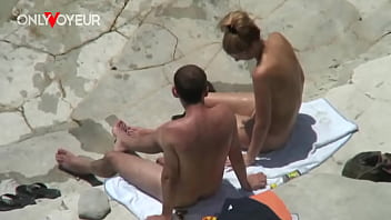 sex пляжный вуайерист непослушная молодая пара быстро трахается на каменистом пляже porn