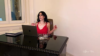 sex босс просит меня лизать ее киску иначе она меня уволит porn