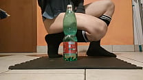 sex очень большая бутылка 28 см в окружности так что я могу засунуть ее себе в задницу porn