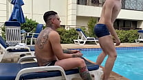 sex 友人が私をプールに誘ってくれましたが彼は本当に私に彼のボーイフレンドとセックスしてほしかったのです 無料 porn