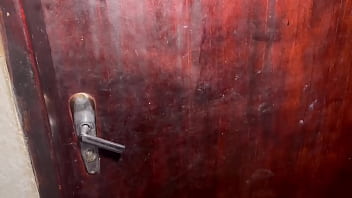 sex 売春婦が暴れまわって寝取られ男は女の子を放っておいて到着したとき私たちを乱交パーティーに捕まえて真ん中に入れました porn