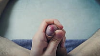 sex грязный мокрый от мочи парень дрочит свою сперму чтобы проглотить ее и выставляет напоказ свою голодную дырку porn