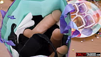 sex малышка с большой задницей с завязанными глазами трахается с горячими лесбийскими подругами с большими дилдо porn