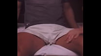sex приходит сосед по комнате которого забрали из бара отеля я прикасаюсь к нему и в итоге он жестко меня трахает porn
