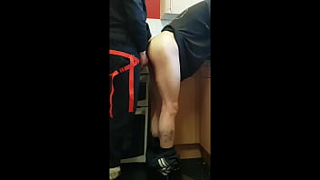 sex キッチンで彼氏の尻にペニバンを突っ込む公共のトウモロコシ畑とバスルームで尻から口に突っ込む porn