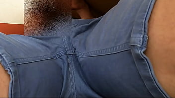 sex 私は道の真ん中の箱に入り危険なほど近くにいる人々を見ながら射精することができた porn