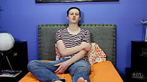 sex милый красавчик холден росс скользит дилдо в своей сочной заднице porn